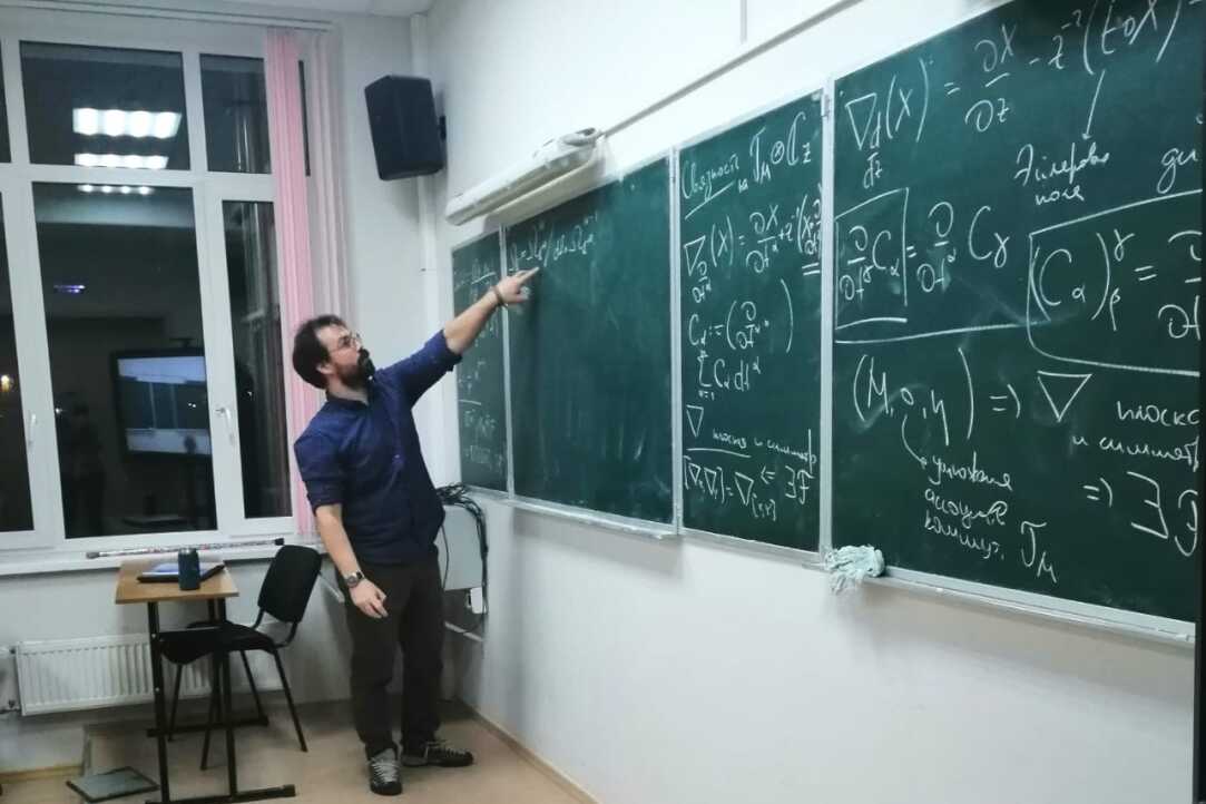 Алексей Басалаев, старший научный сотрудник, выступил на семинаре Международной лаборатории кластерной геометрии с докладом "Теория Саито через вариацию полубесконечных структур Ходжа" Алексей Басалаев, старший научный сотрудник, выступил на семинаре Международной лаборатории кластерной геометрии с докладом "Теория Саито через вариацию полубесконечных структур Ходжа"